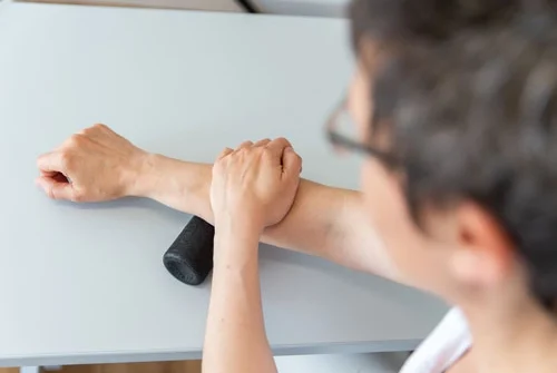 Faszienrollmassage Behandlung ohne Patient auf der Liege Faszienrollmassage Behandlung ohne Patient auf der Liege