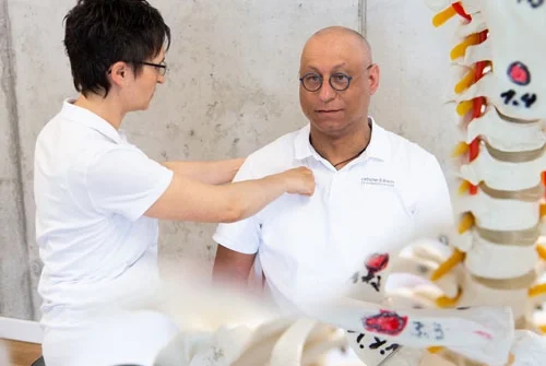 Osteopressur Behandlung mit Patient Osteopressur Behandlung mit Patient