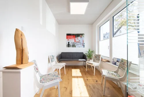 Wartebereich der Liebscher & Bracht-Therapeuten in Brilon